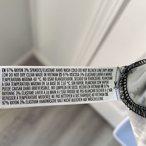 Keyhole back t-shirt - Picture 3 of 4